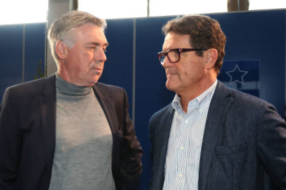 Los entrenadores italianos Carlo Ancelotti (i) junto a Fabio Capello (d). Ambos conocen lo que es dirigir el Real Madrid.