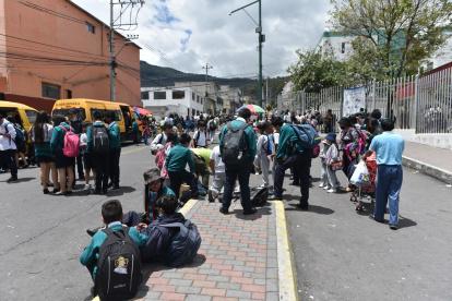 Ingreso. En las inmediaciones de la institución educativa se encontró a dos uniformados de la Policía y a una patrulla. Según la gente que realiza las brigadas, su permanencia es esporádica.