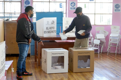 Según los resultados preliminares, el "No" se impondría al "Sí" en todas las preguntas, pero se han presentado reclamos e inconsistencias.