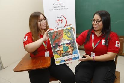 Creadoras. Camilla León y Luisa Jiménez trabajaron por más de un mes en escribir e ilustrar el libro de cuentos que hoy sirve de herramienta para ejecutar apoyo psicológico en las comunidades locales.