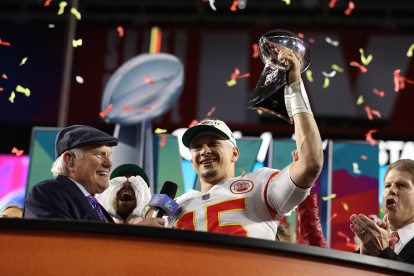 Glendale (United States), 12/02/2023.- Kansas City Chiefs quarterback Patrick Mahomes hoists the Vince Lombardi Trophy after defeating the Philadelphia Eagles in Super Bowl LVII between the AFC champion Kansas City Chiefs and the NFC champion Philadelphia Eagles at State Farm Stadium in Glendale, Arizona, 12 February 2023. The annual Super Bowl is the Championship game of the NFL between the AFC Champion and the NFC Champion and has been held every year since January of 1967. (Estados Unidos, Filadelfia) EFE/EPA/CAROLINE BREHMAN