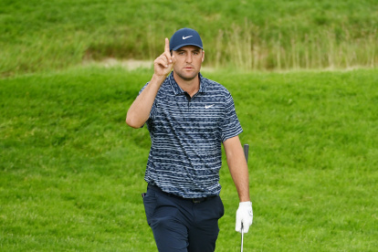 BROOKLINE, MASSACHUSETTS - JUNE 15: Scottie Scheffler of the United States reacts after chipping in on the 12th green during a practice round prior to the 122nd U.S. Open Championship at The Country Club on June 15, 2022 in Brookline, Massachusetts. (Photo by Ross Kinnaird/Getty Images)