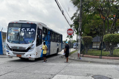Hecho. Los controladores, con libreta en mano, esperaban a los buses a diario.