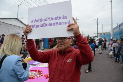 Amigos y familiares de la abogada María Belén Bernal se congregaron en un plantón en los exteriores del lugar