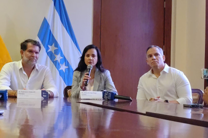 El Gobernador del Guayas, Franchesco Tabacchi mantiene un diálogo con la Prefecta electa de la provincia Marcela Aguiñaga