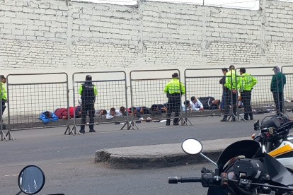 Los policías y militares requisaron a quienes intentaron fugarse de la cárcel este martes 14 de febrero.