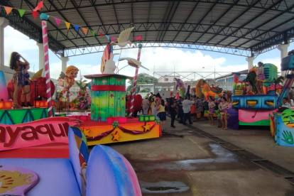 Las carrozas fueron elaboradas por artesanos