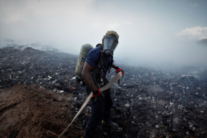 Bomberos trabajan en el incendio en Cerro Patacón, el mayor vertedero de Panamá y considerado un desastre ambiental, que se ha vuelto a incendiar y ha provocado una gran nube de humo tóxico que afecta a una parte de la capital, hoy en Ciudad de Panamá (Panamá). El cuerpo de bomberos continúa sofocando el fuego, que comenzó el pasado lunes en horas de la tarde y ya ha arrasado con una parte - sin especificar las hectáreas- del vertedero de basura, ubicado a las afueras de Ciudad de Panamá, cerca de localidades y un parque nacional, según la información oficial. EFE/Carlos Lemos