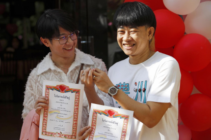 La terraza del Prince Palace Hotel de Bangkok fue el escenario para que las parejas oficializaran, aunque de forma simbólica, su enlace.
