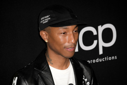 El cantante estadounidense Pharrell Williams posa para los fotógrafos a su llegada a la 23ª entrega anual de los Hollywood Film Awards en Los Ángeles.