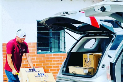 Un voluntario de la fundación Mueve, descarga parte de las medicinas donadas a esta organización humanitaria.