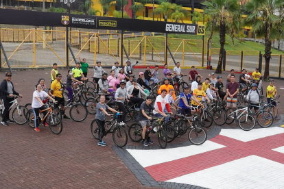 Descanso. Los participantes del ciclopaseo hacen una parada técnica tras cumplir una parte de la pedaleada.
