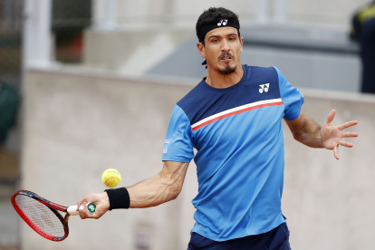 Gómez viene de llegar a cuartos de final del torneo de Dallas.



(France), 27/09/2020.- Emilio Gomez of Ecuador in action against Lorenzo Sonego of Italy during their menís first round match during the French Open tennis tournament at Roland ?Garros in Paris, France, 28 September 2020. (Tenis, Abierto, Francia, Italia) EFE/EPA/IAN LANGSDON French Open tennis tournament at Roland Garros