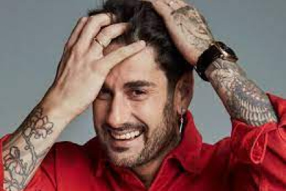 Melendi manifestó en una ocasión que solo basta encontrar whisky en su camerino para sentir que ha cobrado bien.