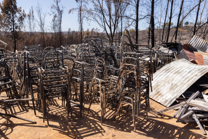 Las bancas de uan escuela quedaron reducidas a escombros tra sel fuego