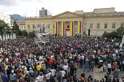 Simpatizantes escuchan hoy el discurso del presidente de Colombia, Gustavo Petro, durante una manifestación en apoyo a sus reformas sociales, en la Casa de Nariño en Bogotá (Colombia). Con banderas del país y camisetas y gorras de apoyo al "Gobierno del cambio", los colombianos y colombianas se agruparon este martes en las plazas de todo el país y se fueron congregando frente a la Plaza Nuñez, que separa el Capitolio del palacio presidencial en Bogotá, en donde Petro se dirigió a los ciudadanos desde un balcón. EFE/ Mauricio Dueñas Castañeda