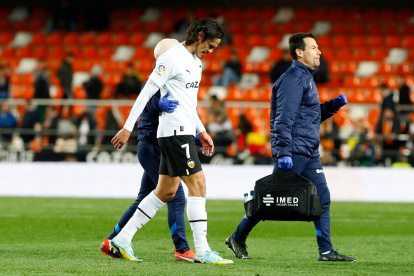 Edinson Cavani se retira lesionado del partido enre Valencia y Getafe.