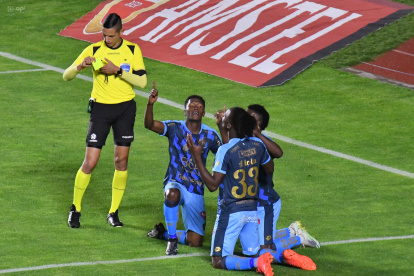 El Nacional goleó a su par boliviano en La Paz y apunta a completar la fiesta en su casa con la clasificación a la segunda fase.