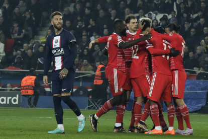 Paris (France), 14/02/2023.- Players of Bayern Munich celebrate after the 1-0 scored by Kingsley Coman as Sergio Ramos of PSG (L) looks on during the UEFA Champions League Round of 16, 1st leg match between Paris Saint-Germain and Bayern Munich in Paris, France, 14 February 2023. (Liga de Campeones, Francia) EFE/EPA/TERESA SUAREZ