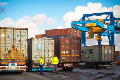 Trailers descargan mercadería en plataforma del Puerto de la ciudad.