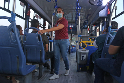 Una usuaria de la transportación pública de Guayaquil.