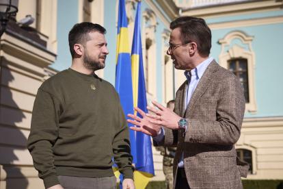 presidente de Ucrania, Volodymyr Zelensky (izquierda), y al primer ministro de Suecia, Ulf Kristersson (derecha), durante su reunión en Kiev.