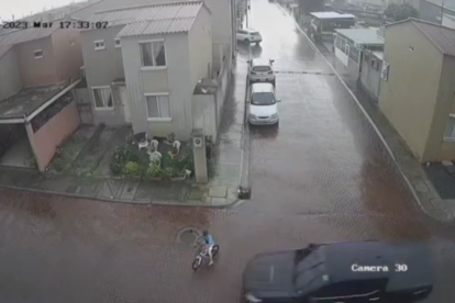 Captura de pantalla de video que captó el accidente de tránsito en la urbanización Villa del Rey, en Daule.