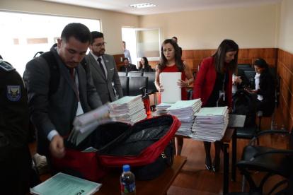Diligencia. Abogados durante la audiencia preparatoria de juicio instalada en la Unidad Judicial de Carcelén.