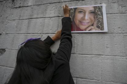 Personas pertenecientes a grupos feministas acompañan a Elizabeth Otavalo, madre de María Belén Bernal víctima de feminicidio, mientras protestan afuera del complejo judicial.