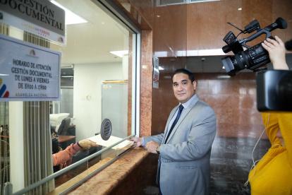 Santos, en la entrega del proyecto en gestión documental de la Asamblea Nacional.