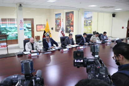 Autoridades en rueda de prensa este miércoles 15 de febrero en el ECU 911 en Quito.