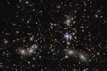 Los astrónomos estiman que 50.000 fuentes de luz en el infrarrojo cercano están representadas en esta imagen del telescopio espacial James Webb de la NASA, ESA y CSA.