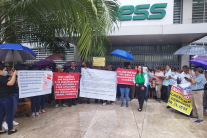 La protesta de la asociación de centros de diálisis se efectuó al pie de la Caja del Seguro, en el centro de Guayaquil.