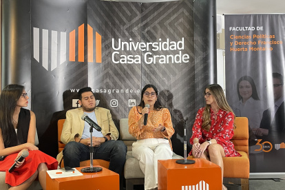La moderadora Ingrid Ríos (izquierda) y los analistas Jorge Chuya, Paula Nimbriotis y Arianna Tanca, en la Universidad Casa Grande.