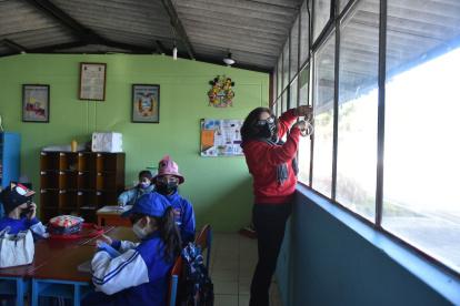 Prevención. Una maestra del Rotary Club participa de un simulacro de caída de ceniza.