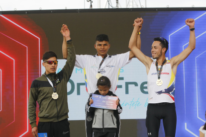 Jimmy Gómez (c) se llevó el primer lugar en la prueba de 21 kilómetros.