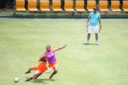 El seleccionador Andrés Usme (d) destacó el nivel que presentaron sus dirigidas en el microcilo previo a los juegos con Bolivia.