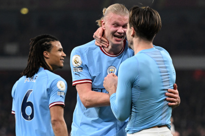 Jack Grealish (d) y Erling Haaland (c) marcaron dos de los tres goles del City en el campo de Arsenal.