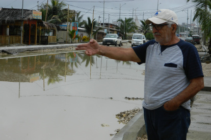 Ni rastros de la calle. La calle que colinda con la que será la tercera etapa del Malecón, en la zona del Esterillo, se convirtió en un lodazal.