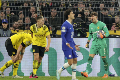 El arquero Gregor Kobel (d) fue una de las figuras del Borussia Dortmund en la victoria sobre Chelsea.