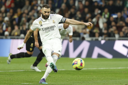 MADRID, 15/02/2023.- El delantero del Real Madrid Karim Benzema marca el 2-0 desde el punto de penalti durante el partido de LaLiga Santander que Real Madrid y Elche CF disputan este miércoles en el estadio Santiago Bernabéu. EFE/ Mariscal