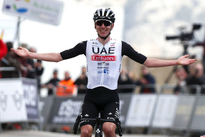 JA01. SANTIAGO DE LA ESPADA (JAÉN), 15/02/2023.- El esloveno Tadej Pogacar en el momento de entrar en la meta en la primera etapa la 69 edición de la Vuelta Ciclista a Andalucía-Ruta del Sol, disputada entre Puente de Génave y Santiago de la Espada, con un trazado de 179 kilómetros. EFE/UAE//SOLO USO EDITORIAL/SOLO DISPONIBLE PARA ILUSTRAR LA NOTICIA QUE ACOMPAÑA (CRÉDITO OBLIGATORIO)//