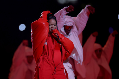 Rihanna durante su intervención musical en el Super Bowl.