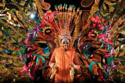 Takeya Fletcher Marshall interpreta a "Espíritu del Carnaval", un tributo al fallecido artesano y pionero de la industria de carnavales, Roland St. George, durante la semifinal de la competencia para la elección de la Reina del Carnaval de Trinidad y Tobago