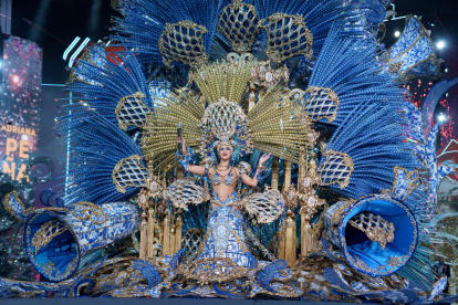 La joven Adriana Peña se ha proclamado esta noche Reina del Carnaval de Santa Cruz de Tenerife 2023, con la fantasía Lisboa del diseñador Santi Castro.