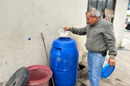 Los residentes guardan el líquido vital en contenedores, para ayudarse ante los inesperados cortes del servicio