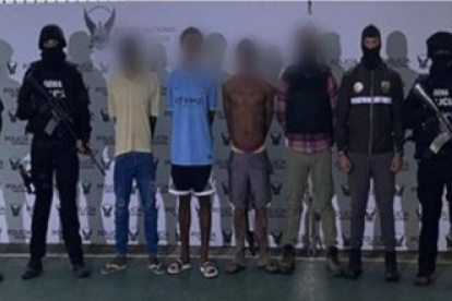 Los sospechosos detenidos en la ciudad de Esmeraldas.