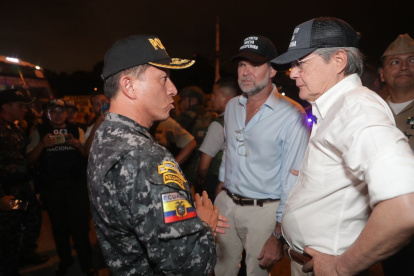 El presidente Guillermo Lasso y el gobernador Francesco Tabacchi durante el operativo policial.
