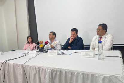 Francisco Pérez, gerente del Hospital Teodoro Maldonado Carbo, del IESS, explicó junto a otras autoridades la situación de esa casa de salud.