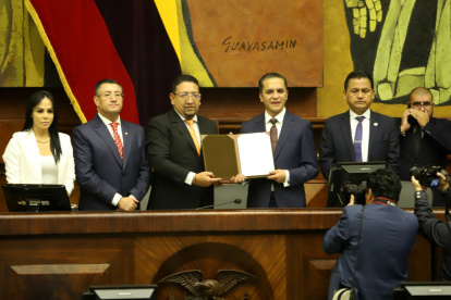 Acompañado por el presidente de la Corte Nacional de Justicia, Iván Saquicela, llegó Terán a la Asamblea para ser posesionado.